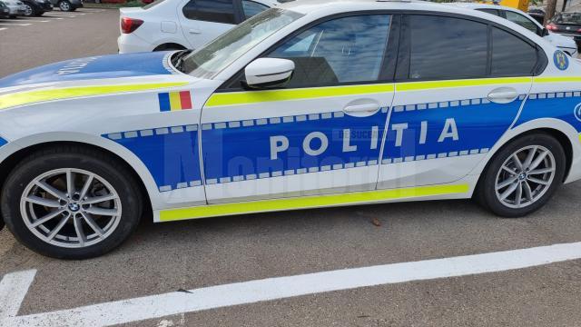 La fața locului a venit mai întâi un echipaj de poliție, dar cum bărbat avea un comportament agresiv și deviant, au mai venit în sprijin alte două echipaje de poliție