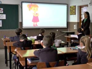 Programul ”Alegeri sănătoase” se adresează elevilor din învățământul primar și gimnazial din șapte școli din județul Suceava