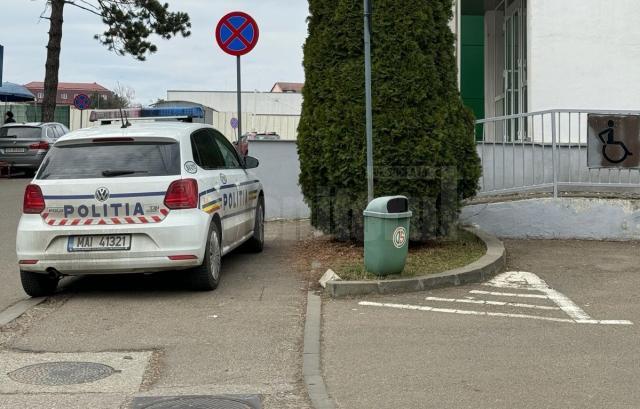 Masina de politie lasata exact in acelasi loc