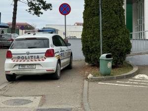 Mașina de poliție lăsată exact în același loc