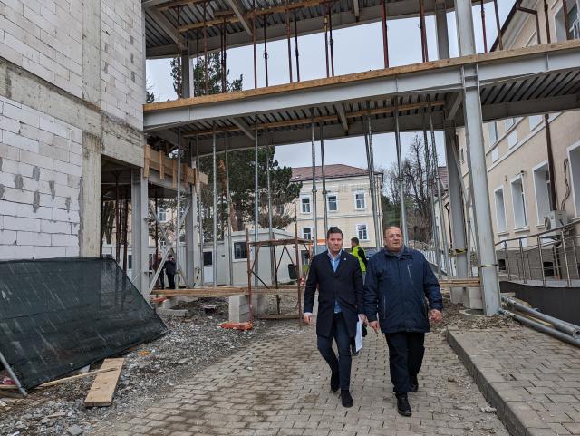 Flutur a fost luni în vizită de lucru pe șantiere la trei obiective de sub autoritatea Consiliului Județean: Palatul Administrativ, Spitalul de Urgență și Cetatea de Scaun