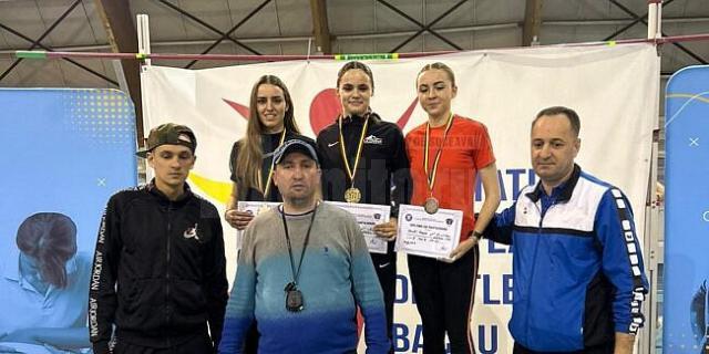 Claudia Costiuc si Roxana Ghiuta pe podiumul probei de 400 de metri