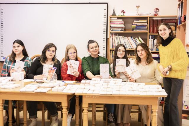 Inițiatoarea proiectului, Ana Maria Belciug, director-adjunct, alături de elevii oraganizatori. Foto: Hatnean Luca-Gabriel