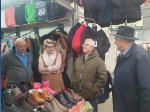 Primarul Ion Lungu la discuții cu comercianții din bazar