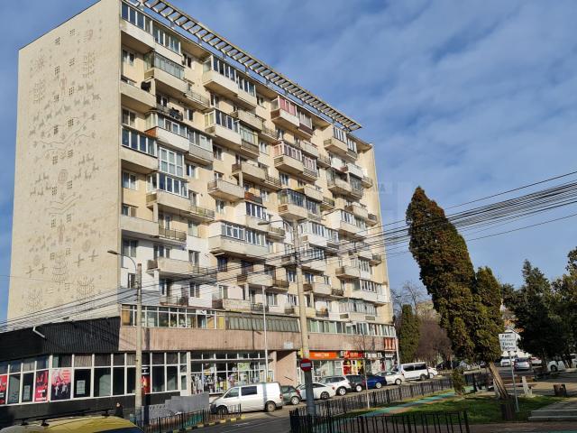 Un bloc emblematic pentru municipiul Suceava, atât datorită formei sale, motiv pentru care i se spune „Lamă”, cât și pentru mozaicului uriaș de pe laterală