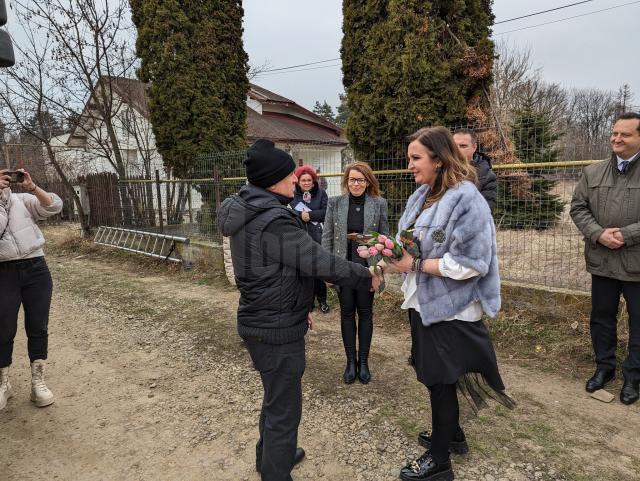 Ministrul Familiei, Natalia Intotero, a adus pentru centre de servicii sociale din Suceava cazarmament și îmbrăcăminte de la rezervele de stat