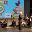 Primarul Sucevei, Ion Lungu, a oferit un premiu unității de învățămînt condusă de Maria Todereanu, dar a premiat-o și pe mama acesteia, Elena Todereanu, pentru cei 47 de ani de activitate 2