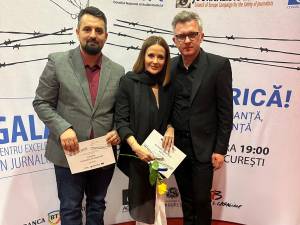 Jurnalistul sucevean Paul Ciurari (stanga), premiat de CNA pentru activitatea din zonele de conflict