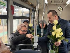 Sute de flori împărțite în stații și în autobuzele TPL de Lucian Harșovschi, la începutul primăverii