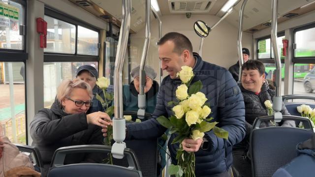 Sute de flori împărțite în stații și în autobuzele TPL de Lucian Harșovschi, la începutul primăverii