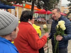 Sute de flori împărțite în stații și în autobuzele TPL de Lucian Harșovschi, la începutul primăverii