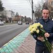 Sute de flori împărțite în stații și în autobuzele TPL de Lucian Harșovschi, la începutul primăverii