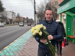 Sute de flori împărțite în stații și în autobuzele TPL de Lucian Harșovschi, la începutul primăverii