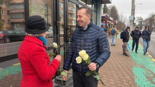 Sute de flori împărțite în stații și în autobuzele TPL de Lucian Harșovschi, la începutul primăverii