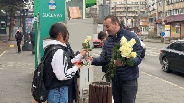 Sute de flori împărțite în stații și în autobuzele TPL de Lucian Harșovschi, la începutul primăverii