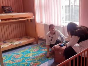 Ministrul Familiei a stat de vorbă cu mamele din Centrul Maternal Suceava și cu tinerii și copiii de la Așezământul Rădăuți