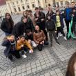 63 de elevi cu rezultate bune la învățătură, provenind din centre sociale, într-o excursie organizată de „EduMax” și „Euroactiv”