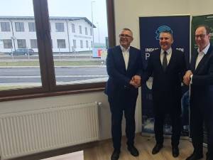 Primarul Adrian Popoiu alături de reprezentanții firmei din Germania care intenționează să deschidă o fabrică în Siret