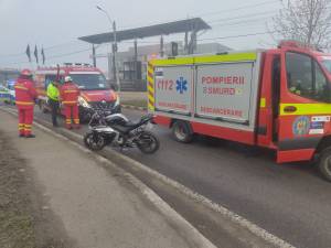 Un adolescent de 17 ani a ajuns la spital după ce mopedul pe care îl conducea a intrat într-o mașină