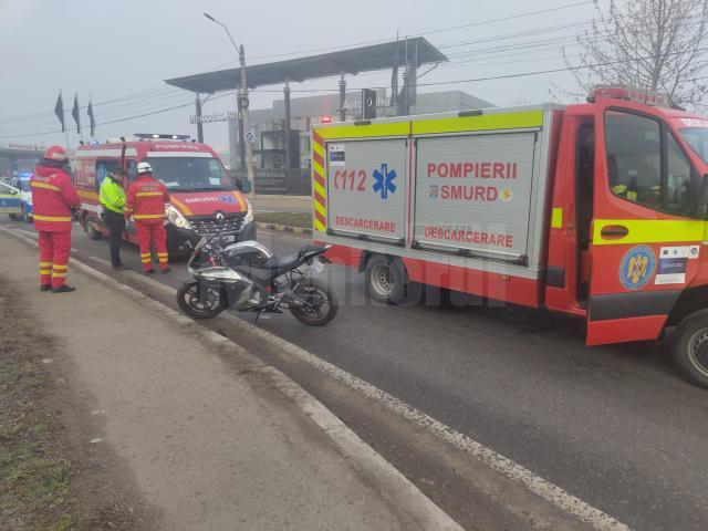 Un adolescent de 17 ani a ajuns la spital după ce mopedul pe care îl conducea a intrat într-o mașină