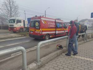 Un adolescent de 17 ani a ajuns la spital după ce mopedul pe care îl conducea a intrat într-o mașină