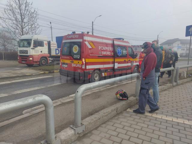 Un adolescent de 17 ani a ajuns la spital după ce mopedul pe care îl conducea a intrat într-o mașină