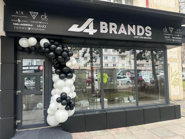 Mare deschidere în Suceava - un nou magazin de haine își deschide porțile. J4 Brands vă așteaptă cu oferte