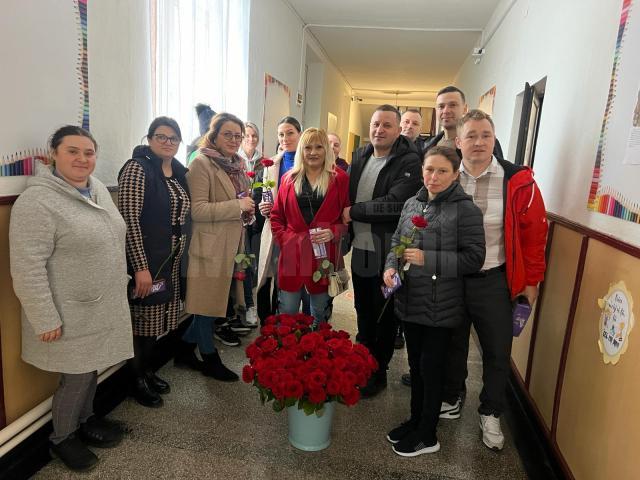 Viceprimarul PSD din Fântânele și o parte dintre colegii de partid au împărțit aproape 500 de flori femeilor din comună