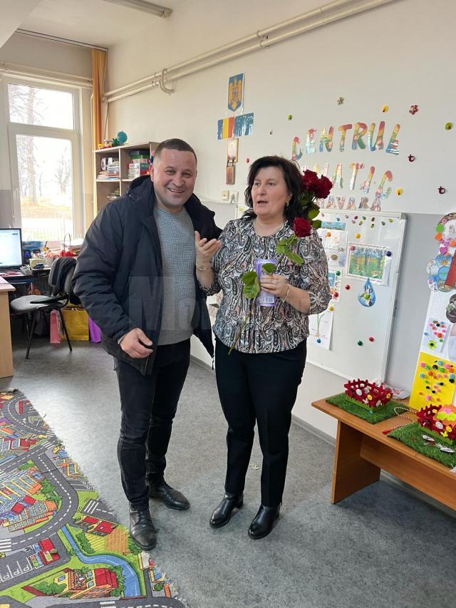 Viceprimarul PSD din Fântânele și o parte dintre colegii de partid au împărțit aproape 500 de flori femeilor din comună