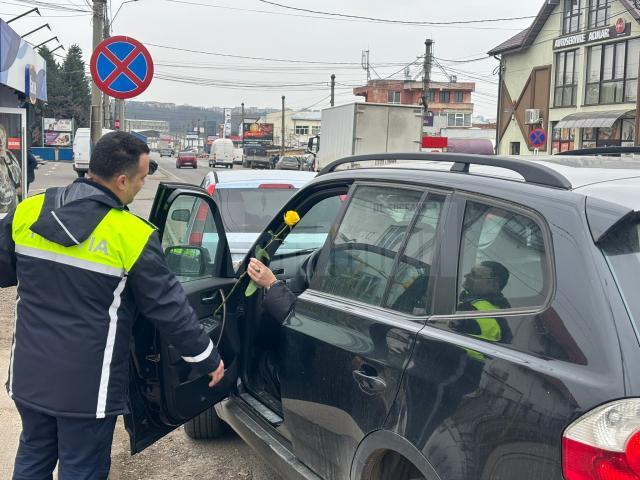 Polițiștii au împărțit flori la 249 de doamne, cifra reprezentând numărul femeilor agresate de la începutul anului