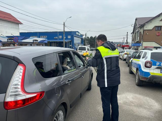 Polițiștii au împărțit flori la 249 de doamne, cifra reprezentând numărul femeilor agresate de la începutul anului