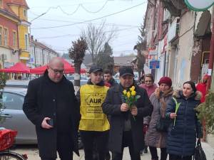 Peste 500 de flori, împărțite femeilor de echipa AUR Rădăuți și candidatul pentru primărie, Dan Marcu