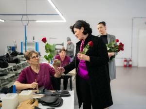 Președinta Organizației Județene a Femeilor din PSD Suceava, Larisa Blanari, a fost pe 8 Martie alături de angajatele fabricii de încălțăminte Denis