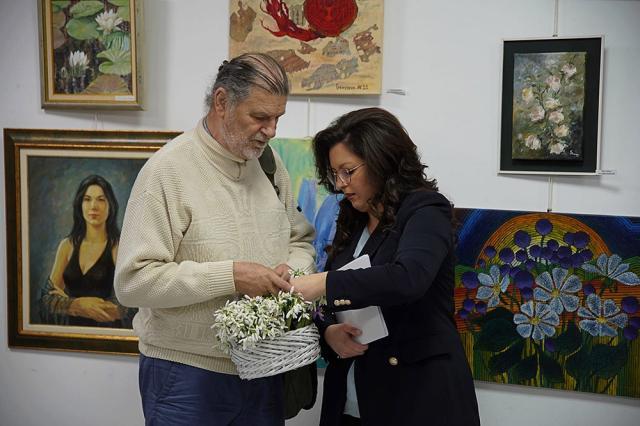 Curatorul expoziției  -  maestrul Mihai Pânzaru – PIM și Delia-Ioana Leizeriuc, critic de artă