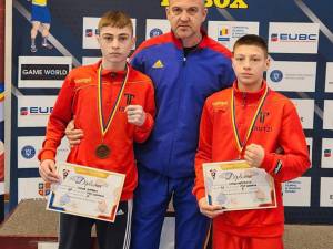 Antrenorul Andu Vornicu încadrat de sportivii săi, medaliați la Naționalele de juniori