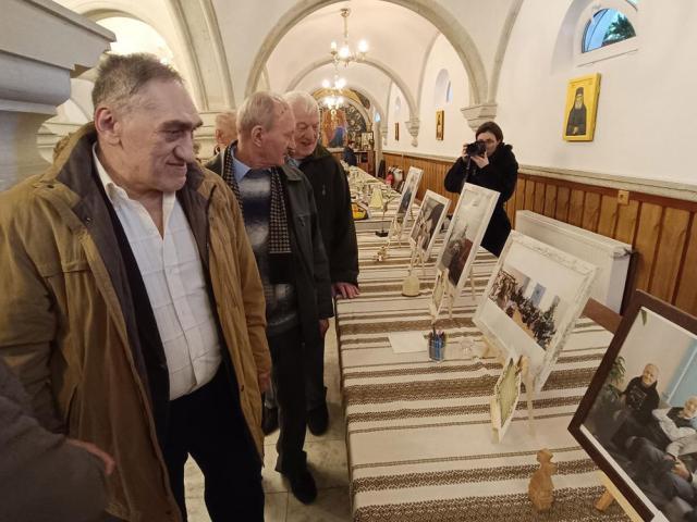 Seniorii de la Solca vizionând expoziția cu chipurile lor