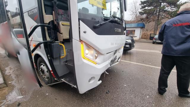 Accident între un autocar și un autoturism, în Suceava