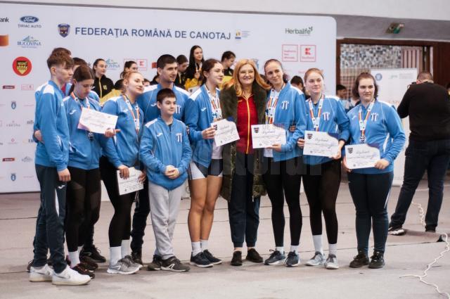 Fosta mare campioana Elisabeta Lipa in mijlocul tinerilor canotori suceveni