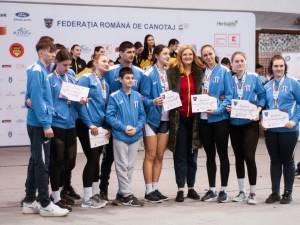 Fosta mare campioana Elisabeta Lipa în mijlocul tinerilor canotori suceveni