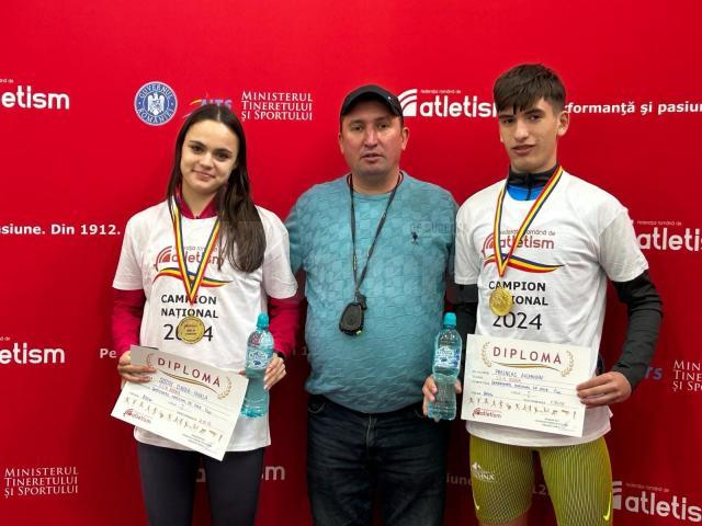 Antrenorul Cristian Prâsneac încadrat de cei doi campioni naționali