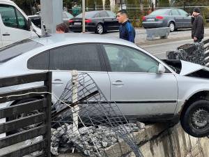 O femeie a fost la câțiva centimetri de a se răsturnat cu mașina în râul Bistrița, după un accident petrecut la Cârlibaba