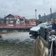 O femeie a fost la câțiva centimetri de a se răsturnat cu mașina în râul Bistrița, după un accident petrecut la Cârlibaba