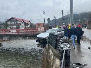 O femeie a fost la câțiva centimetri de a se răsturnat cu mașina în râul Bistrița, după un accident petrecut la Cârlibaba