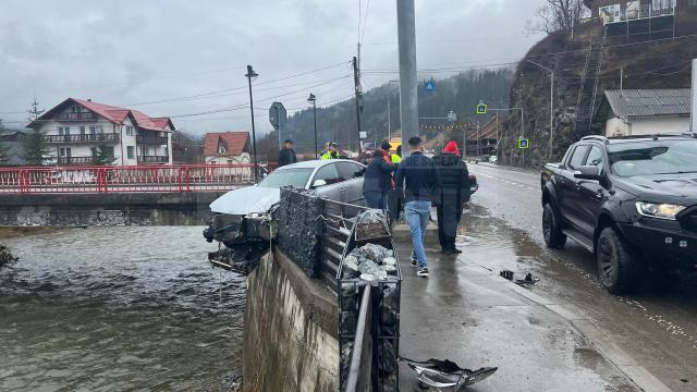 O femeie a fost la câțiva centimetri de a se răsturnat cu mașina în râul Bistrița, după un accident petrecut la Cârlibaba