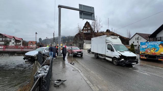 O femeie a fost la câțiva centimetri de a se răsturnat cu mașina în râul Bistrița, după un accident petrecut la Cârlibaba