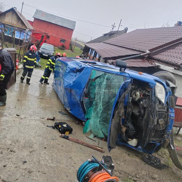 A derapat din cauza ploii și microbuzul s-a răsturnat într-o curte. Au rezultat șase răniți