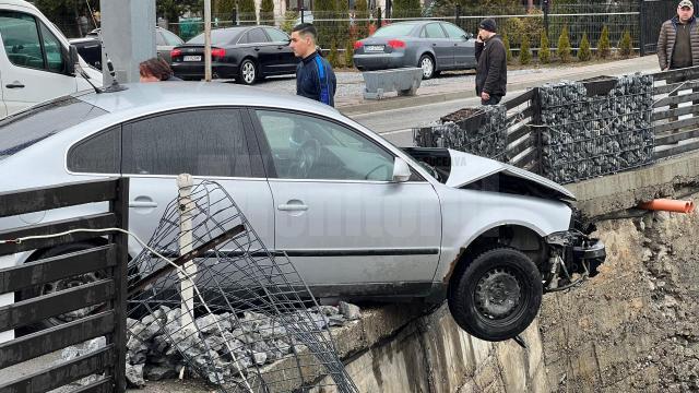 O femeie a fost la câțiva centimetri de a se răsturna cu mașina în râul Bistrița, după un accident petrecut la Cârlibaba