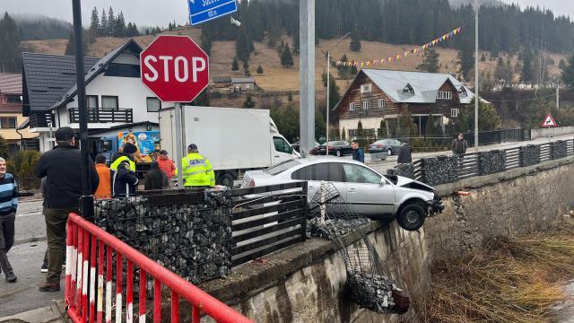 O femeie a fost la câțiva centimetri de a se răsturna cu mașina în râul Bistrița, după un accident petrecut la Cârlibaba