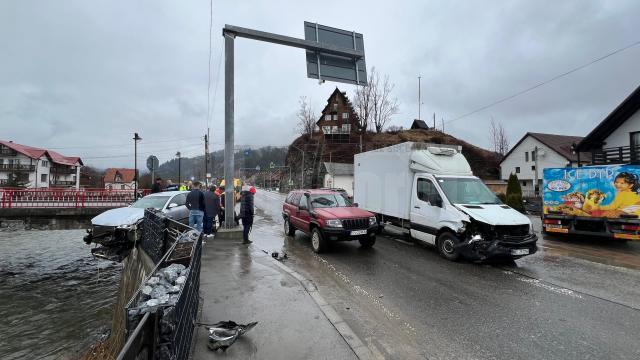 O femeie a fost la câțiva centimetri de a se răsturna cu mașina în râul Bistrița, după un accident petrecut la Cârlibaba