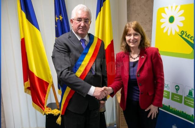 Excelența sa Kathleen Ann Kavalek, ambasador al SUA, a vizitat miercuri, 13 martie, Primăria Municipiului Suceava, având discuții de peste o oră cu primarul Ion Lungu